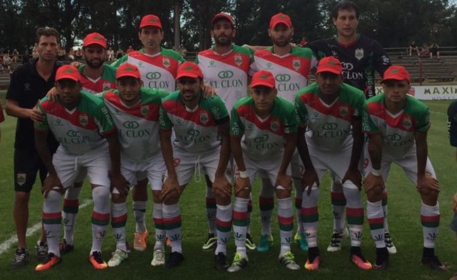 Rampla con un gorro en apoyo a Chapecoense. Foto: @CampeonatoAUF