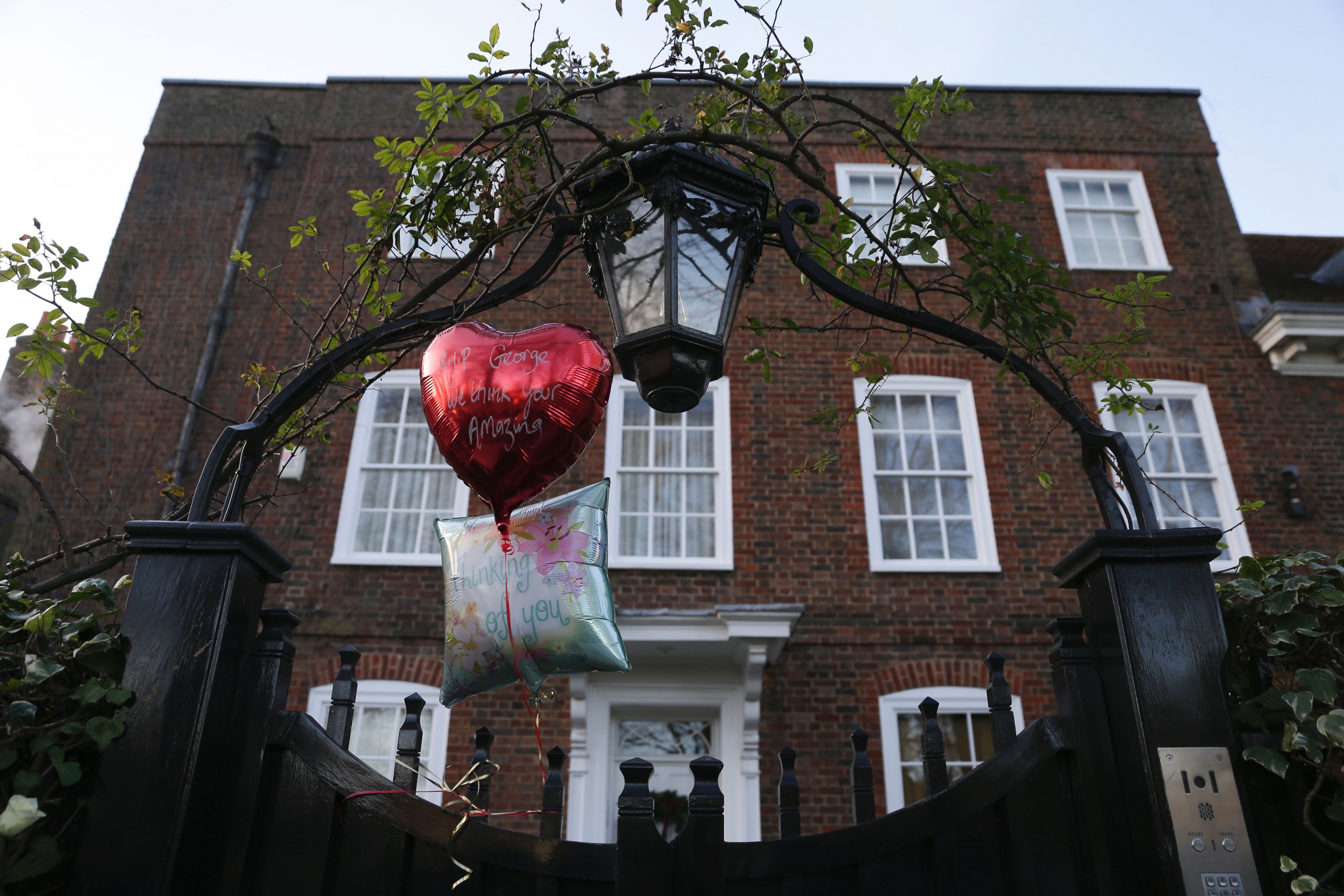 Fanáticos rinden tributos a George Michael en el exterior de su casa. Foto: AFP