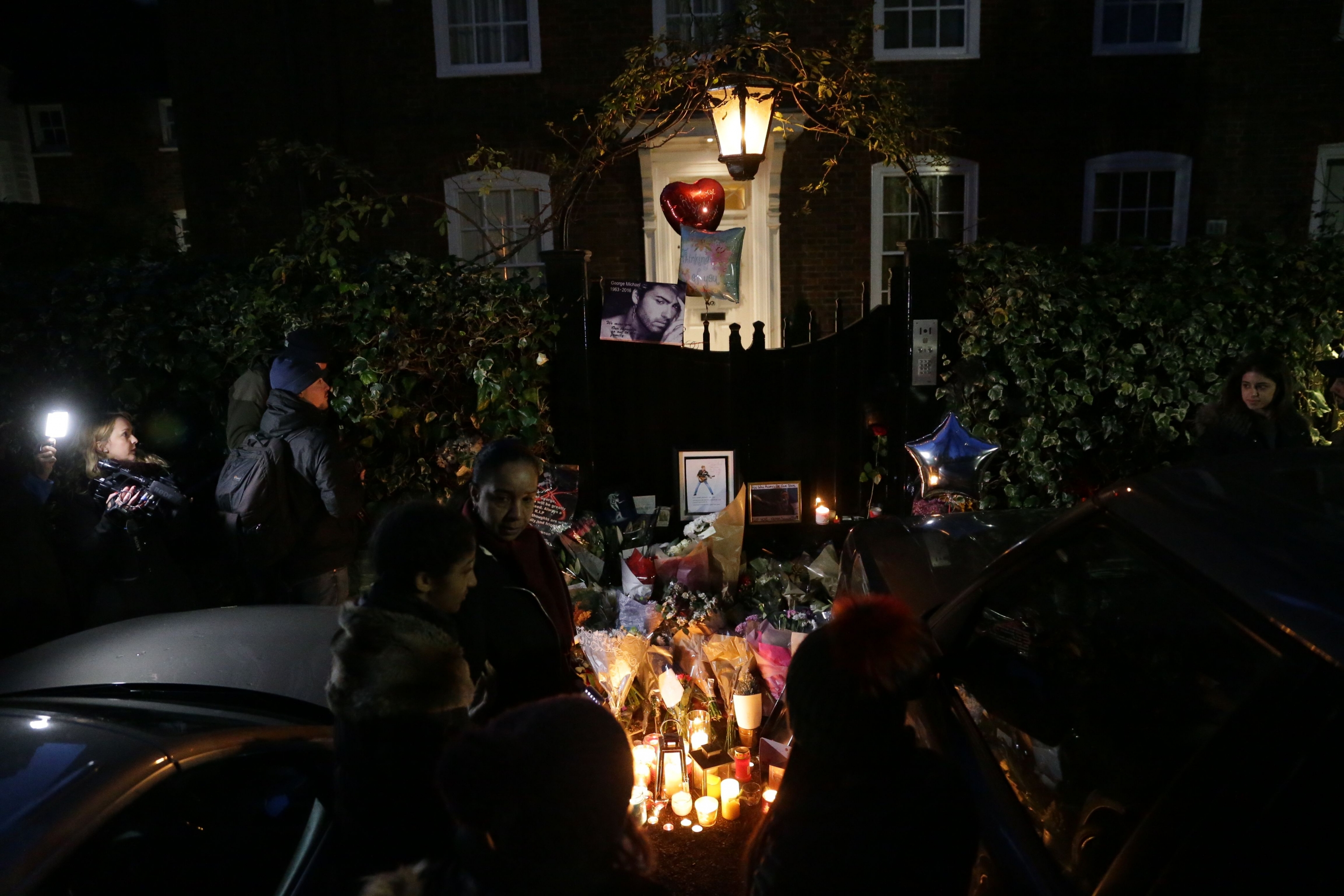 Fanáticos rinden tributos a George Michael en el exterior de su casa. Foto: AFP