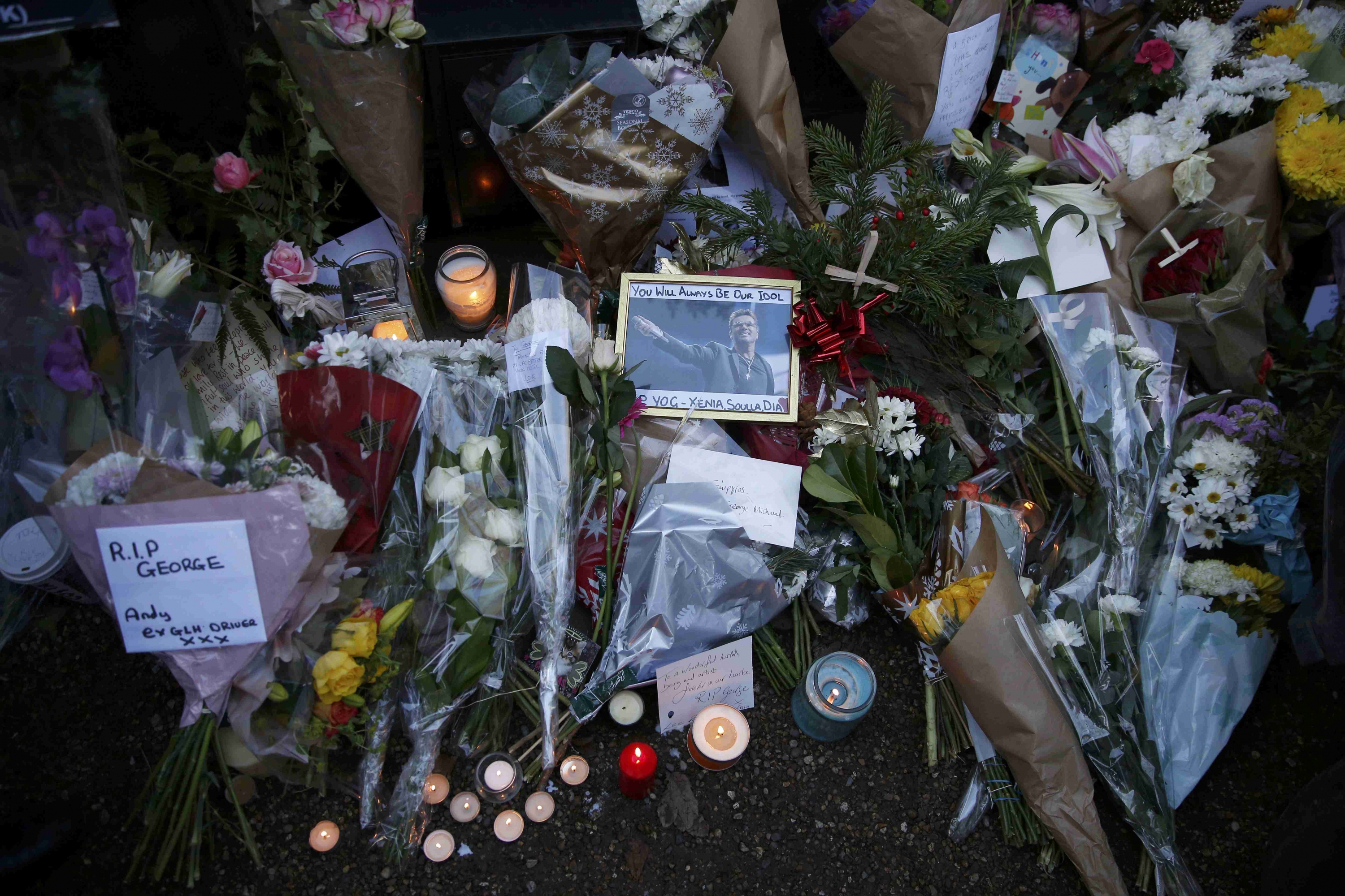 Fanáticos rinden tributos a George Michael en el exterior de su casa. Foto: Reuters
