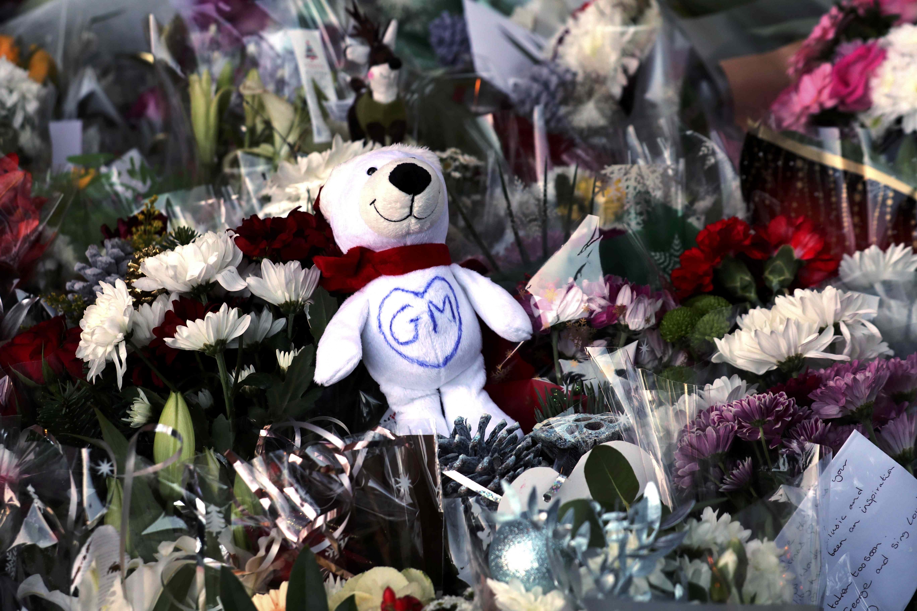 Fanáticos rinden tributos a George Michael en el exterior de su casa. Foto: AFP