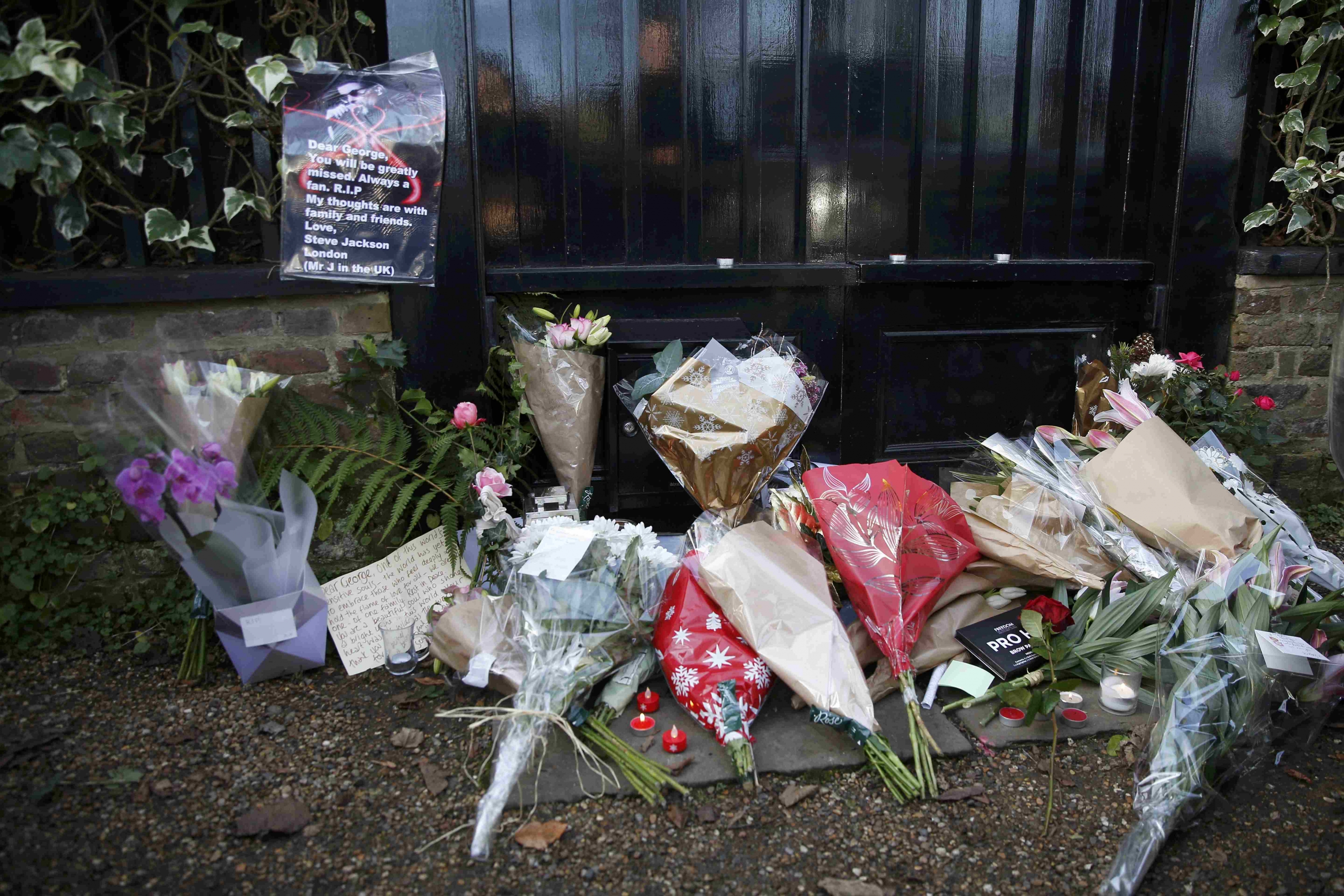 Fanáticos rinden tributos a George Michael en el exterior de su casa. Foto: AFP