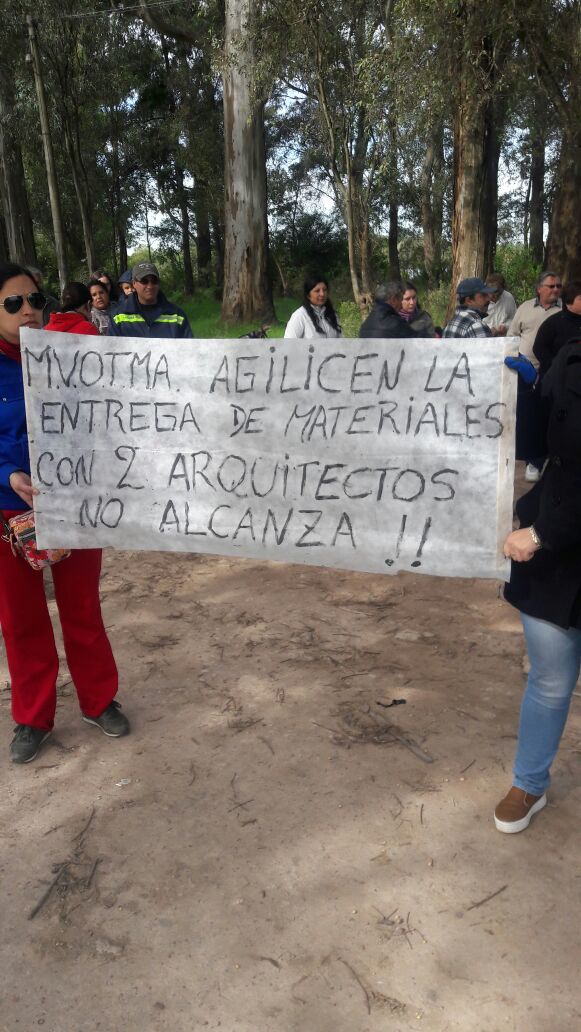Vecinos de Dolores protestan por falta de ayuda. Foto: Marcelo Ávila
