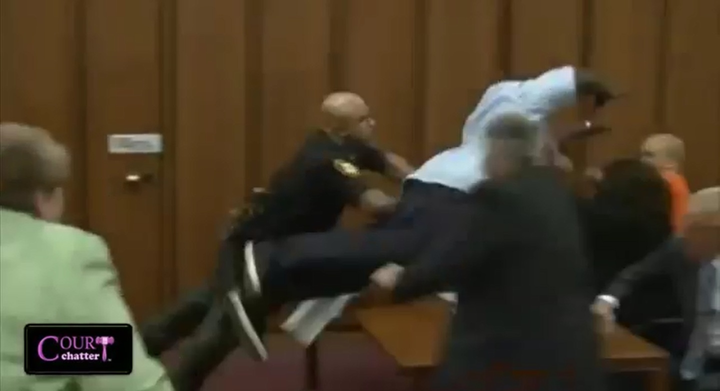 Hombre ataca al asesino de su hija durante el juicio.