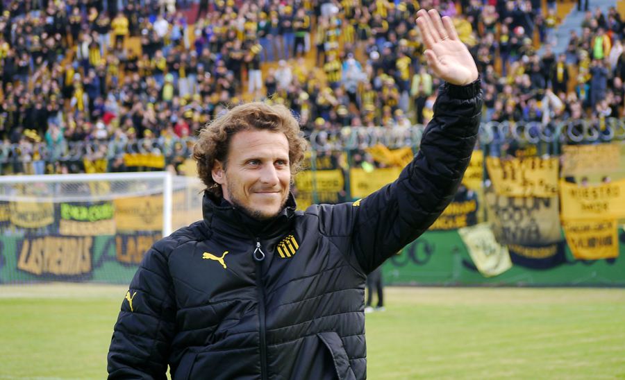 “Cachavacha”. Ayer no jugó, pero salió al campo a saludar a la gente y se fue ovacionado. Foto: Ricardo Figueredo