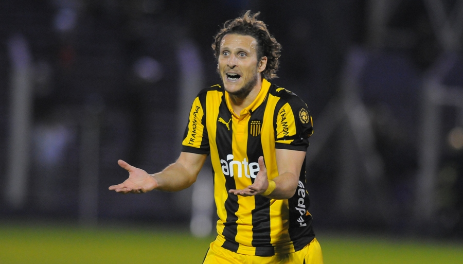 Desesperación. Forlán intenta ponerle su ritmo al juego de Peñarol, pero sus compañeros no lo entienden y “Cachavacha” sufre por esa situación. Foto: Ariel Colmegna