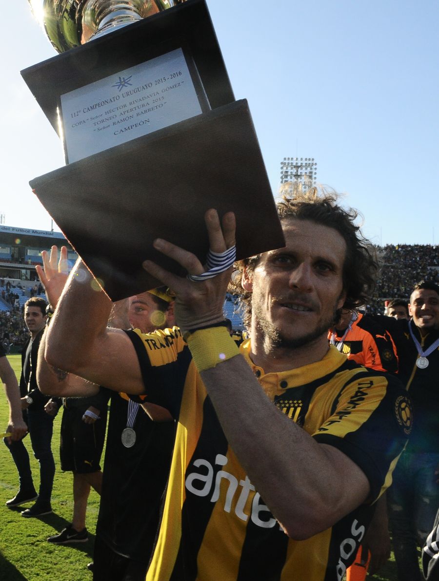 Forlán levantó su primera copa con Peñarol. Foto: Gerardo Pérez