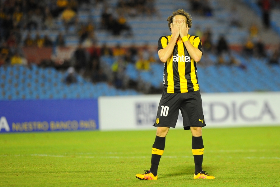 Diego Forlán se lamenta tras la derrota. Foto: Marcelo Bonjour