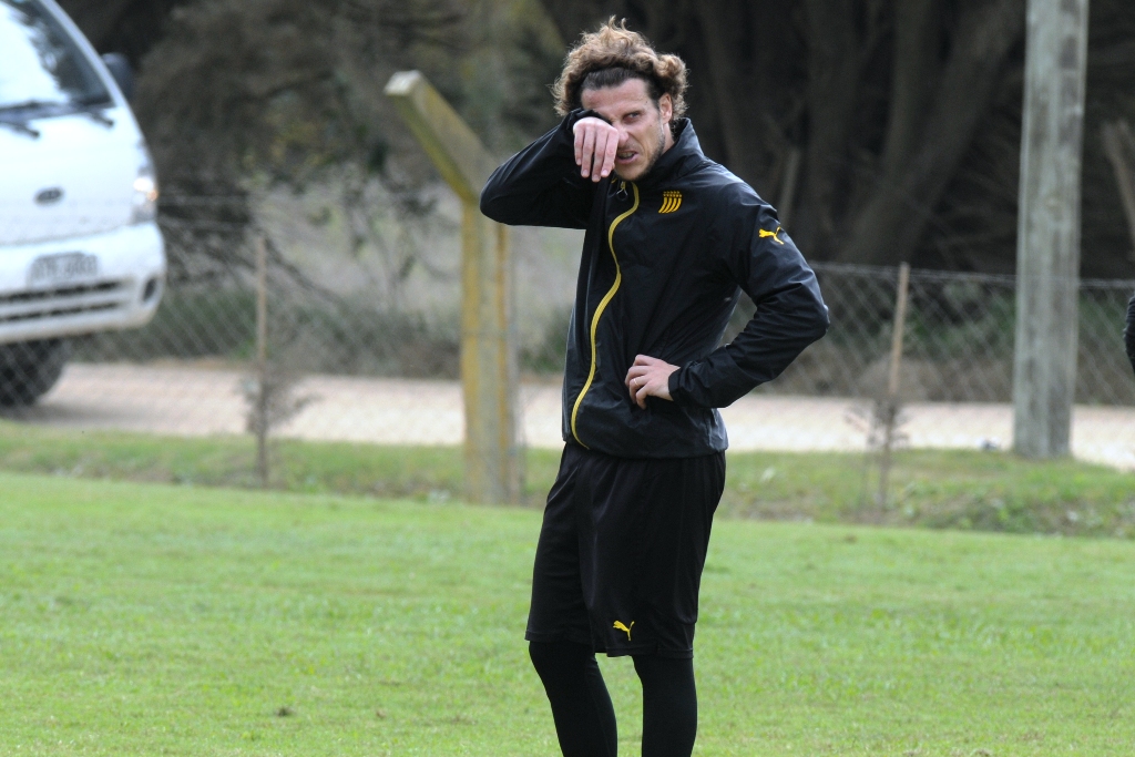 Diego Forlán, en un entrenamiento de Peñarol. Foto: Francisco Flores.