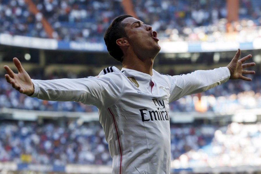 Cristiano Ronaldo mira al cielo. Foto: Archivo El País.