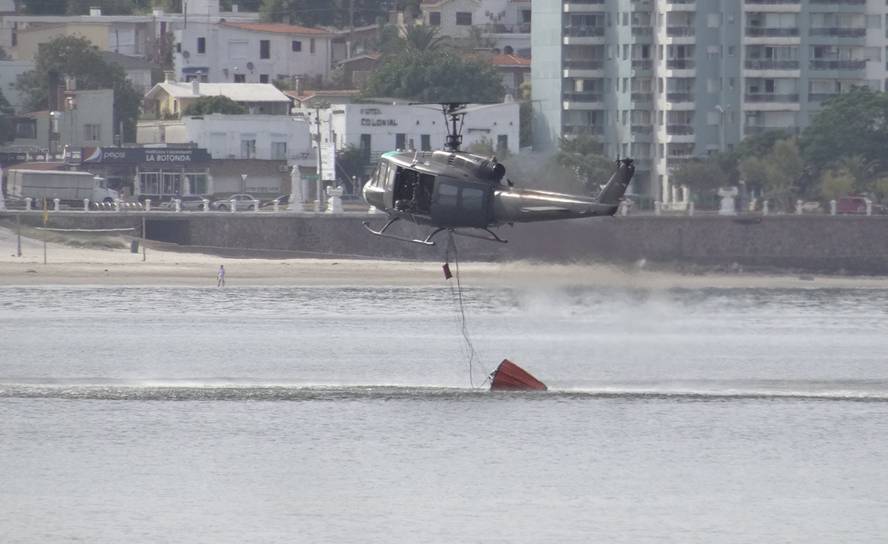 Trabajan para apagar el incendio en Cerro del Toro. Foto: Ricardo Figueredo.