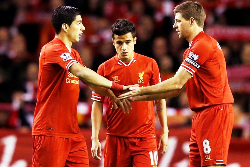 Gerrard y Luis Suárez se saludan antes del partido Liverpool. Foto: EFE