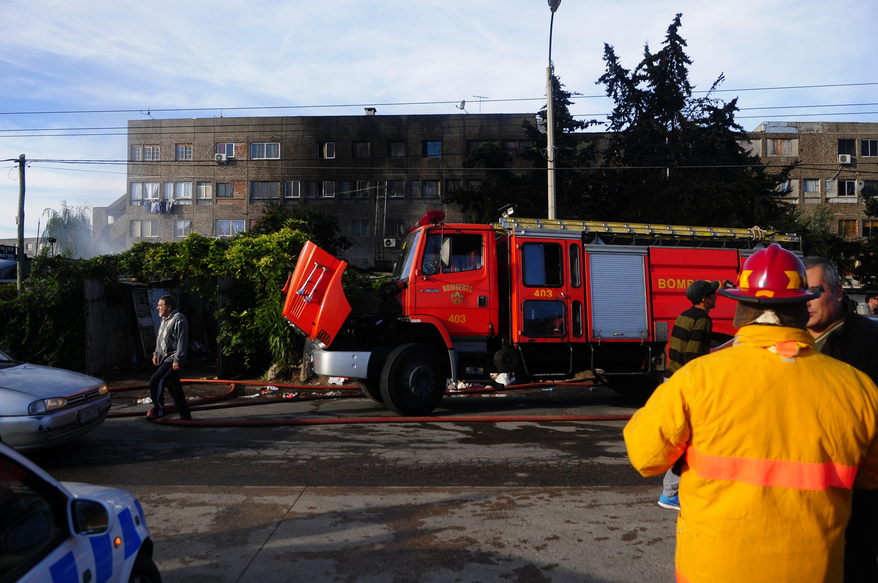 Bombero en complejo de viviendas en Verdisol. Foto: Fernando Ponzetto