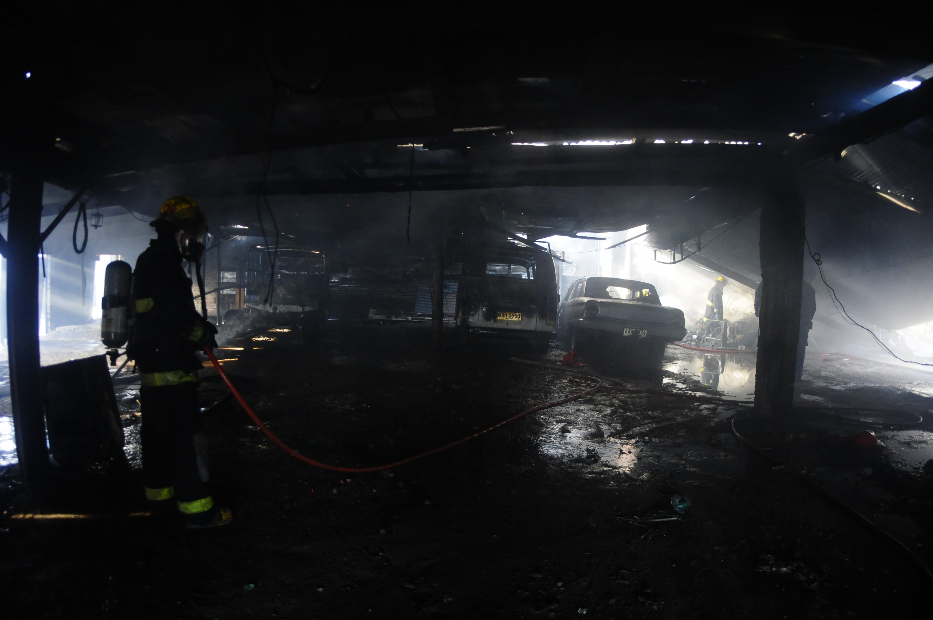 Bombero en complejo de viviendas en Verdisol. Foto: Fernando Ponzetto