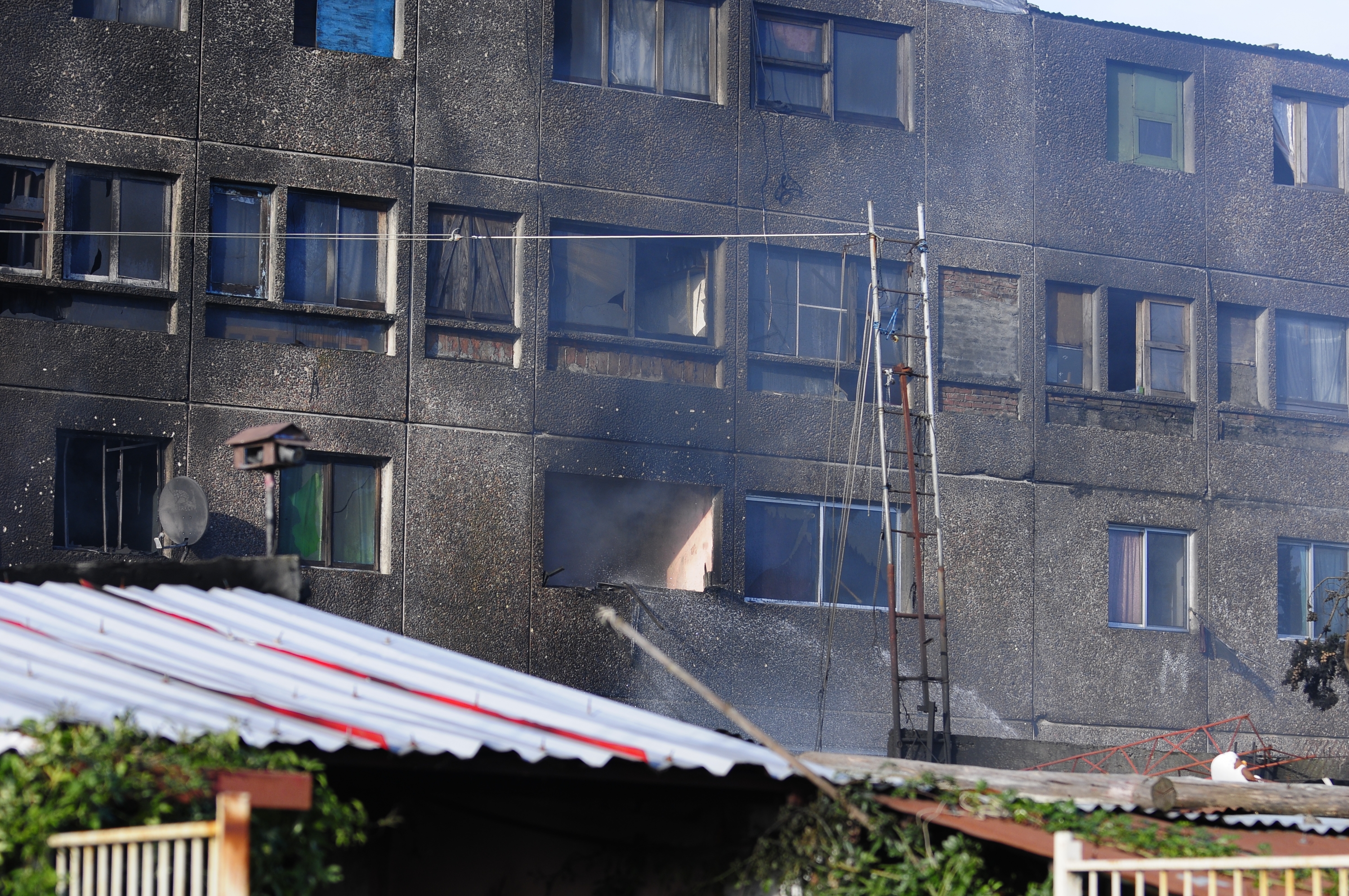Bombero en complejo de viviendas en Verdisol. Foto: Fernando Ponzetto