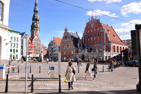 El eterno femenino de una imaginativa pintora