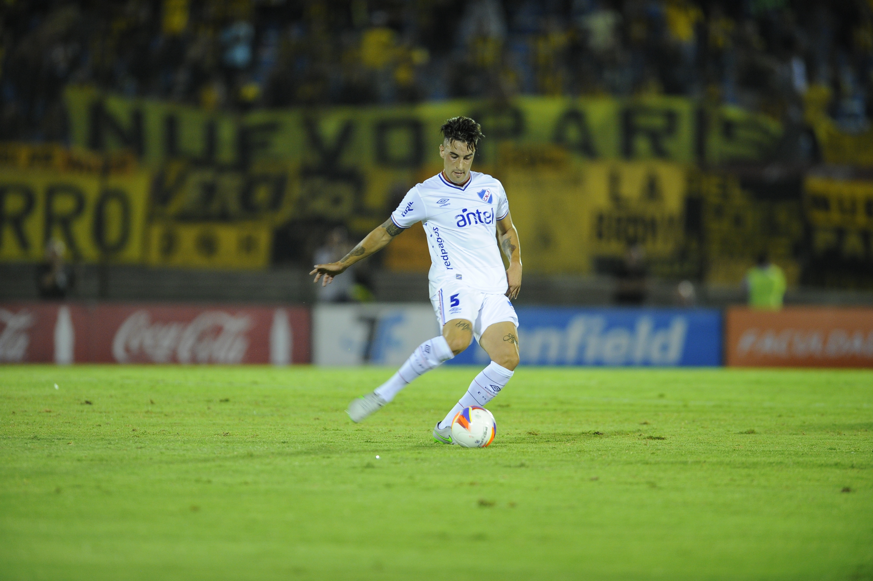 El eterno femenino de una imaginativa pintora