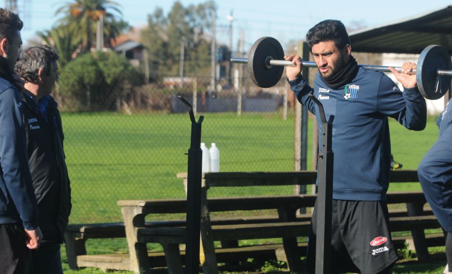 Más hierro que pelota para ponerse a tono físicamente. Foto: F. Flores