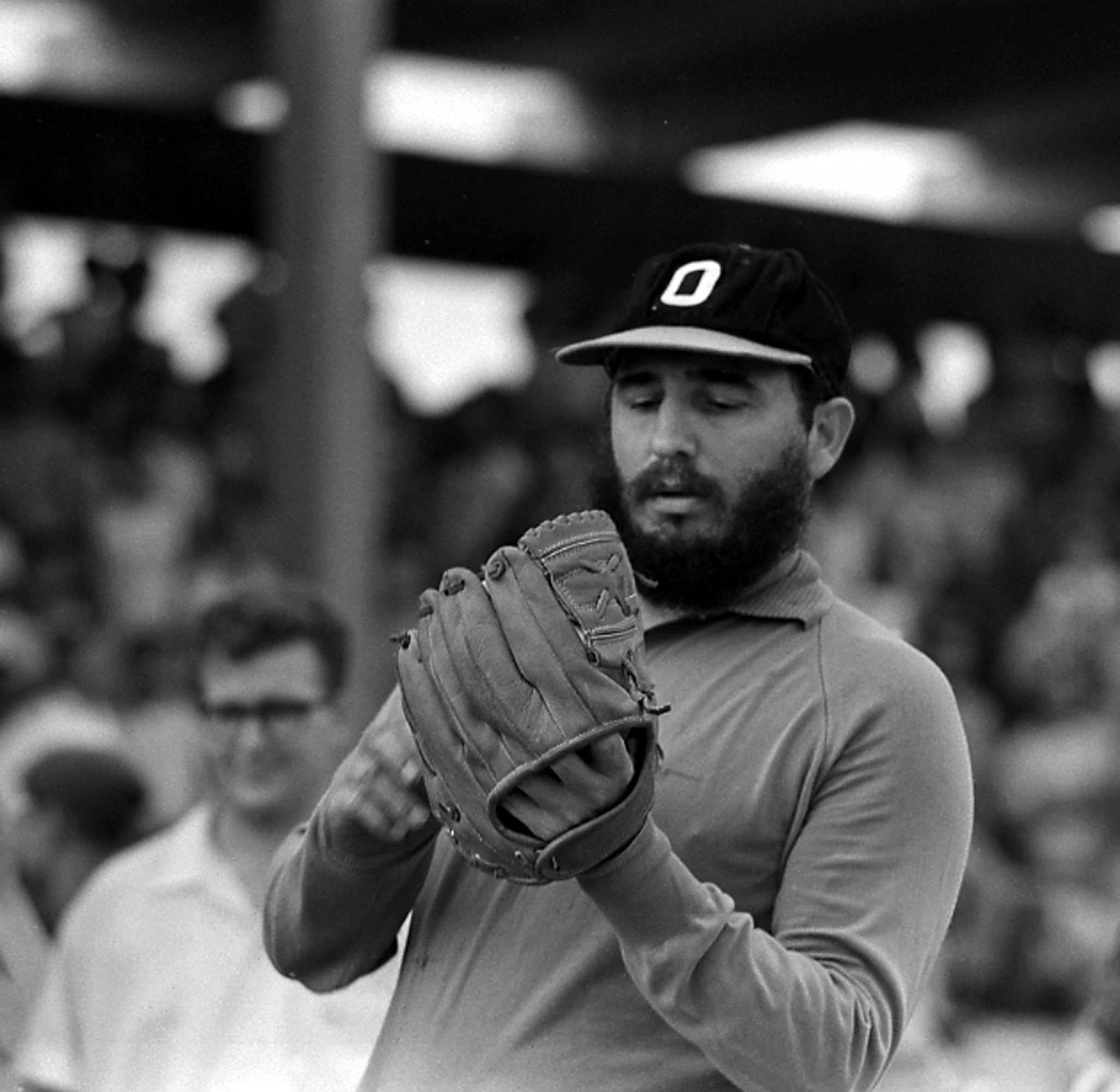 Fidel Castro y otra postal jugando al baseball en 1964. Foto: Reuters