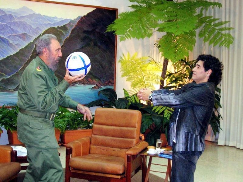 Fidel Castro y Diego Maradona juegan durante una entrevista con una pelota de fútbol. Foto: Reuters