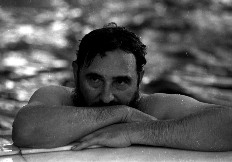 Fidel Castro descansa en una piscina en Rumania en mayo de 1972. Foto: Reuters