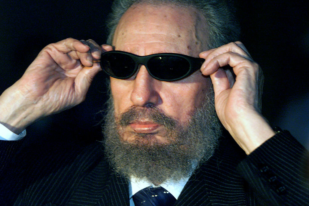 Fidel Castro con unos lentes negros. Foto: AFP