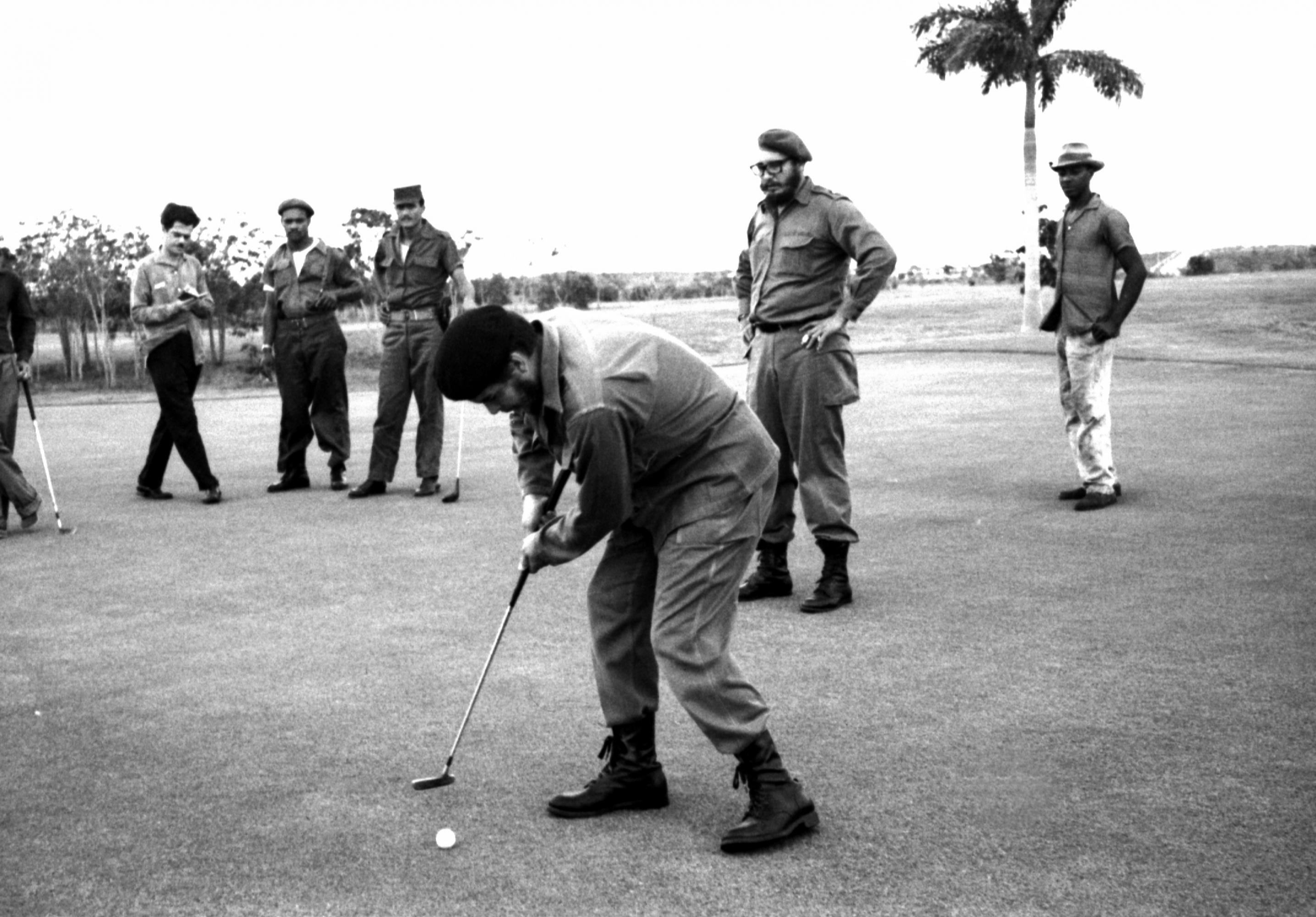 Fidel Castro y el Che Guevara juegan al golf en  Colina Villareal en La Habana. Foto: Reuters