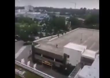 El atacante en el techo de un edificio. Foto: captura de video