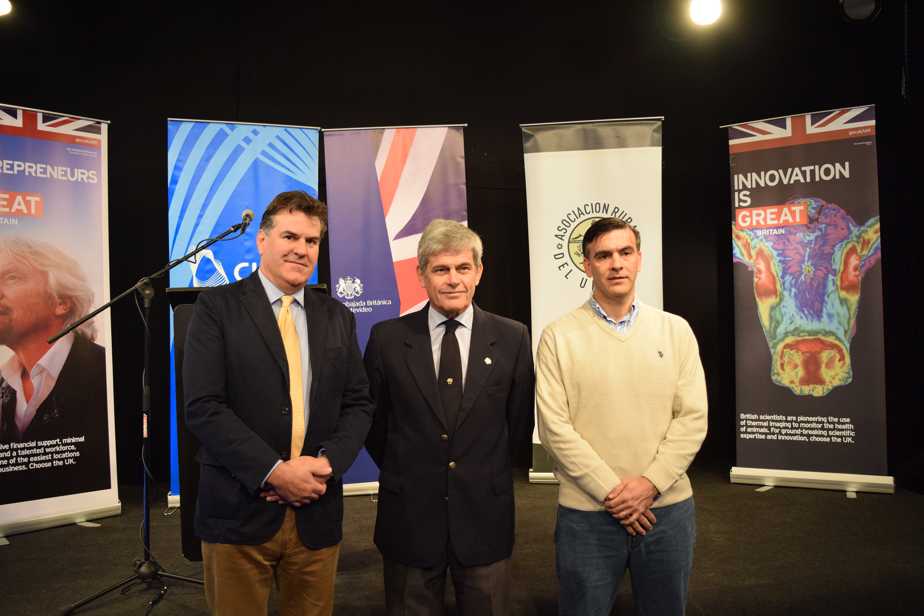 Embajador de Reino Unido Ben Lyster-Binns, José Bonica, Leonardo Loureiro.