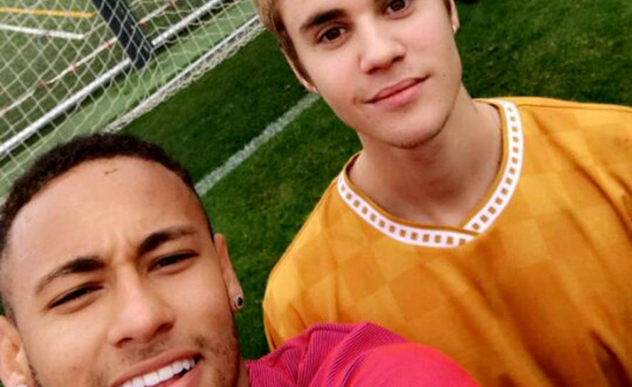 Justin Bieber junto a Luis Suárez, Lionel Messi y Neymar en Barcelona. Foto: @FCBarcelona_es
