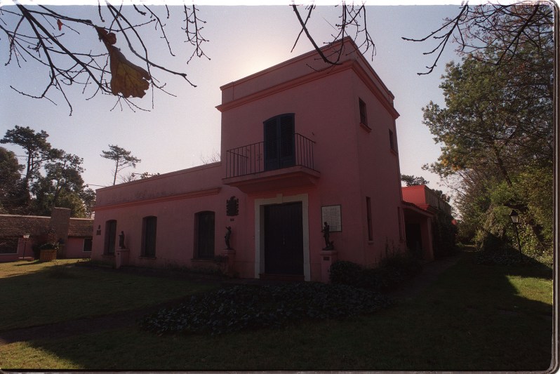 El eterno femenino de una imaginativa pintora