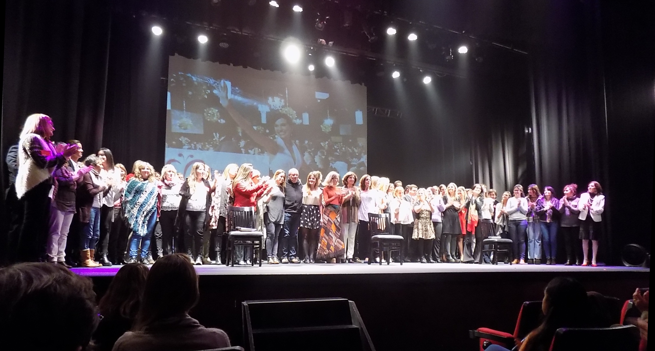 Más de cincuenta miembros de la fundación arriba del escenario.