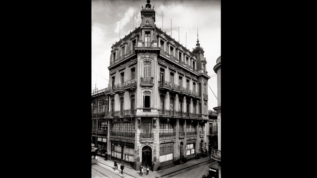 Hotel La Alhambra, esq noroeste de las calles Sarandí y Bartolomé Mitre. Año 1920. Foto: CDF