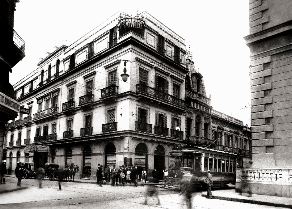 Hotel Pyramides, esq. suroeste de las calles Ituzaingó y Sarandí. Año 1927. Foto: CFD