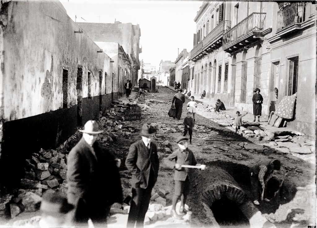 Obras de saneamiento en la calle Valles. decada de 1920. Foto: CFD