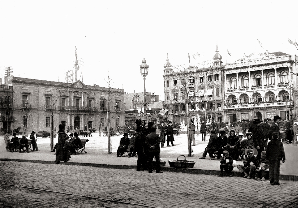 Plaza Constitución. Al fondo  de izquierda a derecha, el Cabildo de Montevideo, el Grand Hotel Lanata y el Club Uruguay- Año 1910. Foto: CFD