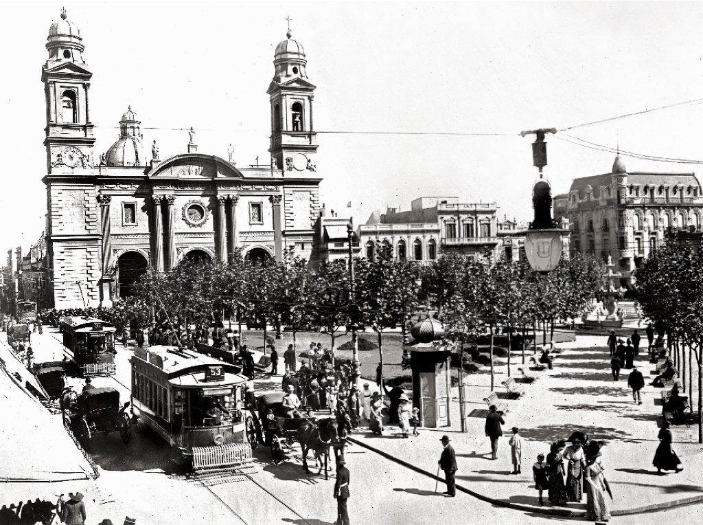 Plaza Constitución e Iglesia Matríz desde las calles Sarandí y Juan Carlos Gómez. Año 1910. Foto: CDF