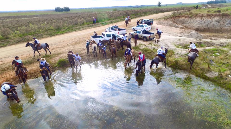 Refrescándose en la competencia. Foto: Agustín de Miquelerena.