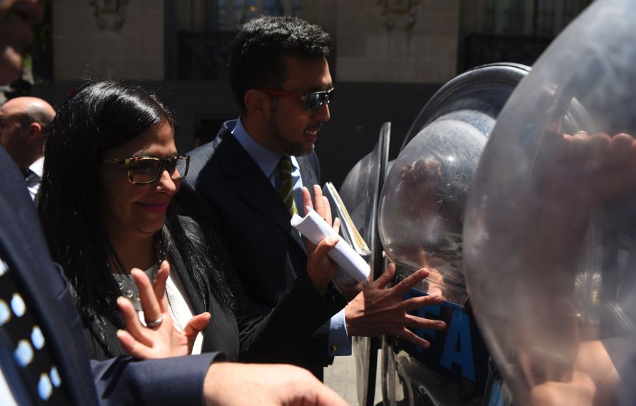 La Policía intentó evitar el ingreso de la canciller venezolana. Foto: AFP