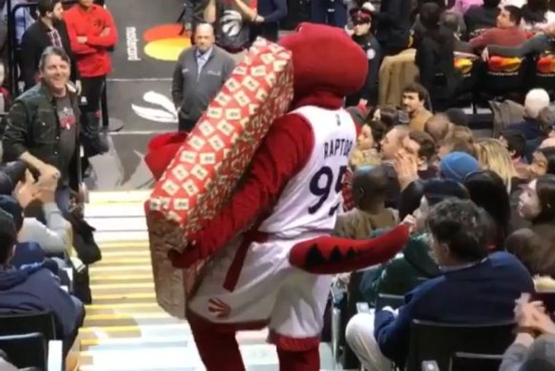 La mascota no pudo con el regalo y se le cayó por las escaleras. Foto: @Raptors