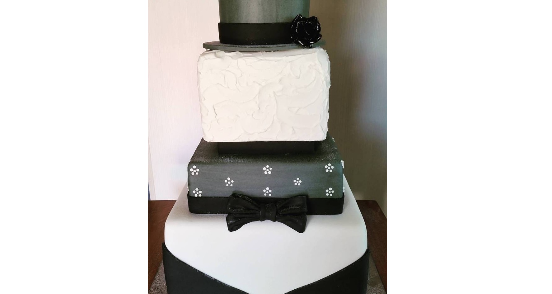 El eterno femenino de una imaginativa pintora