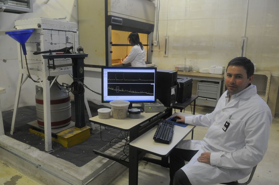 Proyecto: Marcos Tassano en su laboratorio. Foto: Ariel Colmegna