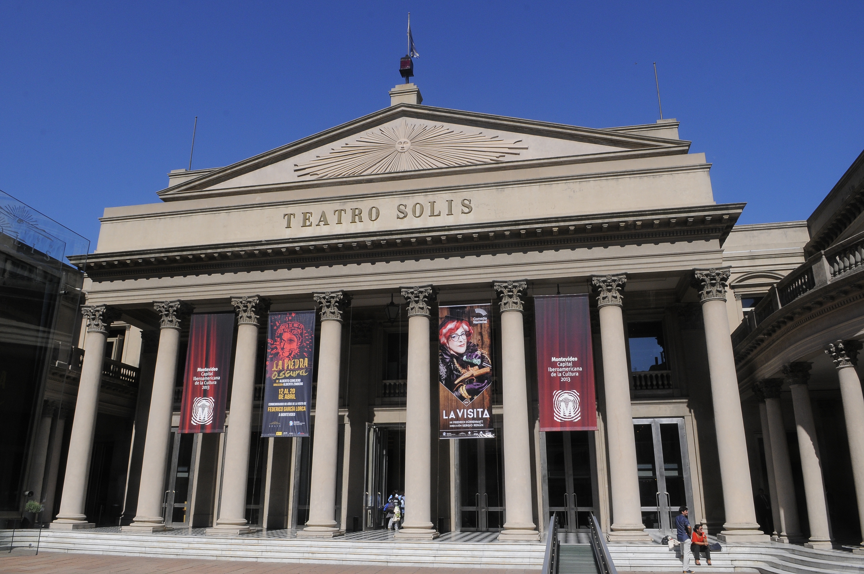 Teatro Solís. Una de las cuentas que tiene Amén Comunicación Ciudadana. (Foto: Archivo El País)