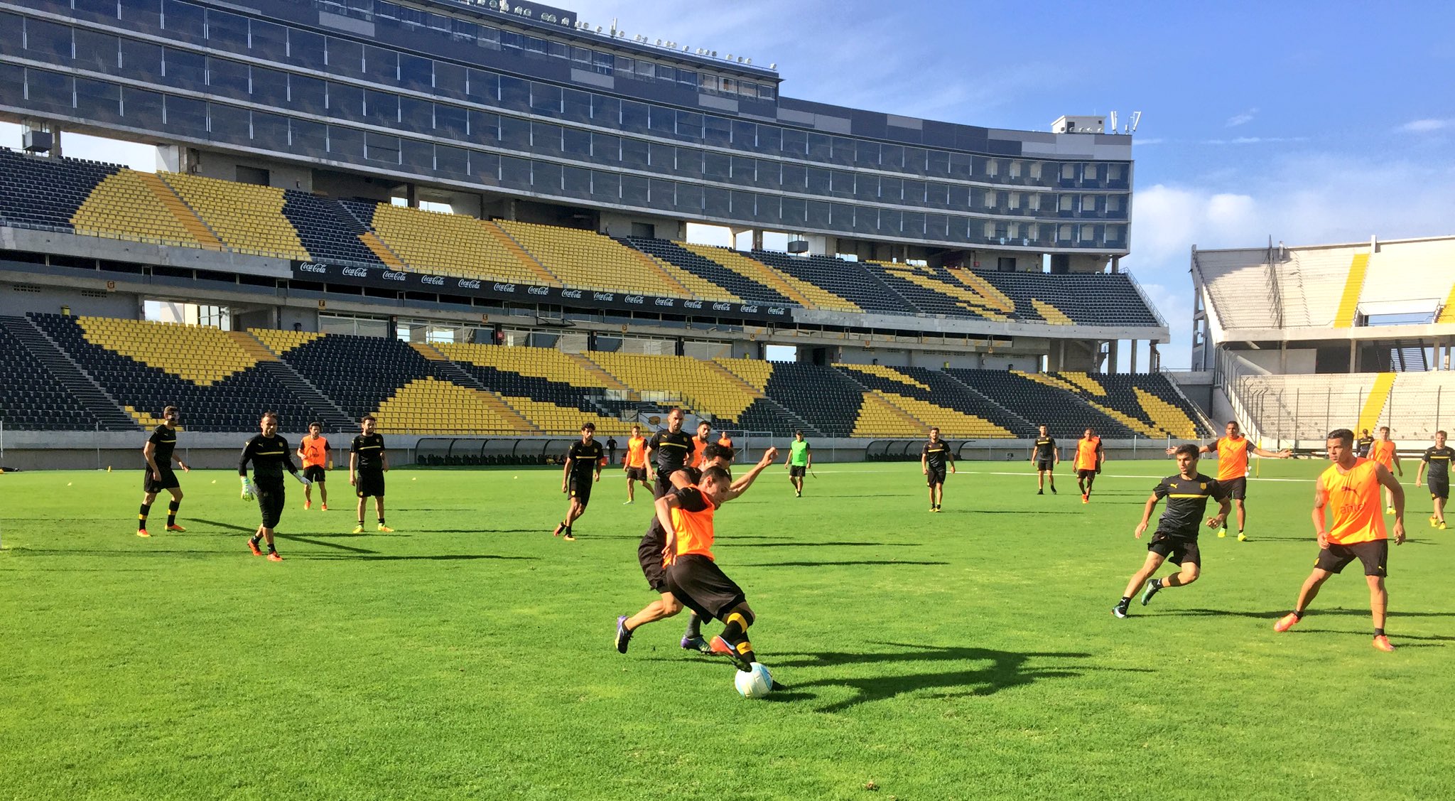 El eterno femenino de una imaginativa pintora