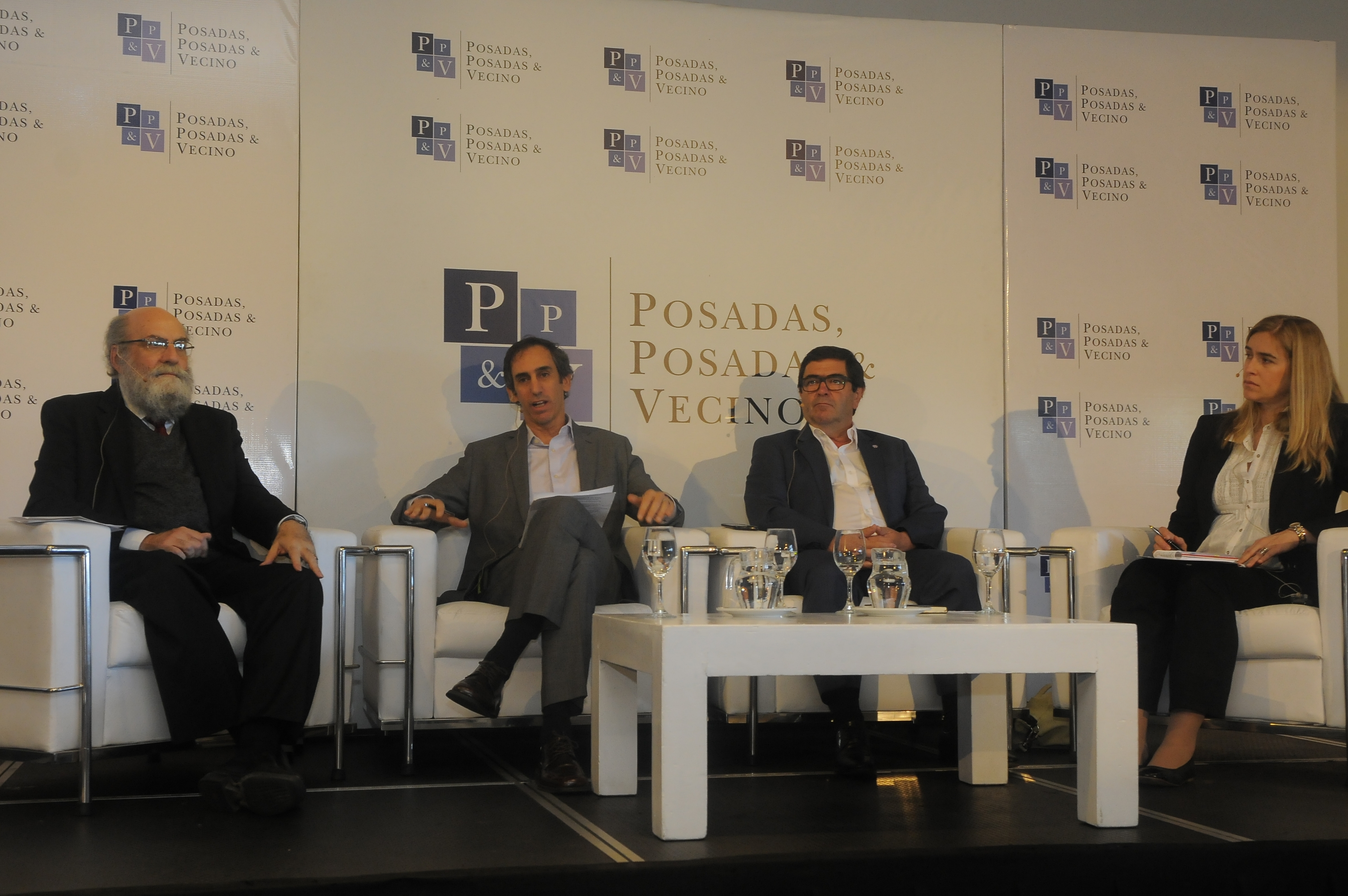 Demi Getschko, Hernán Galperín, Raúl Echeberría y Carolina Aguerre en la conferencia.