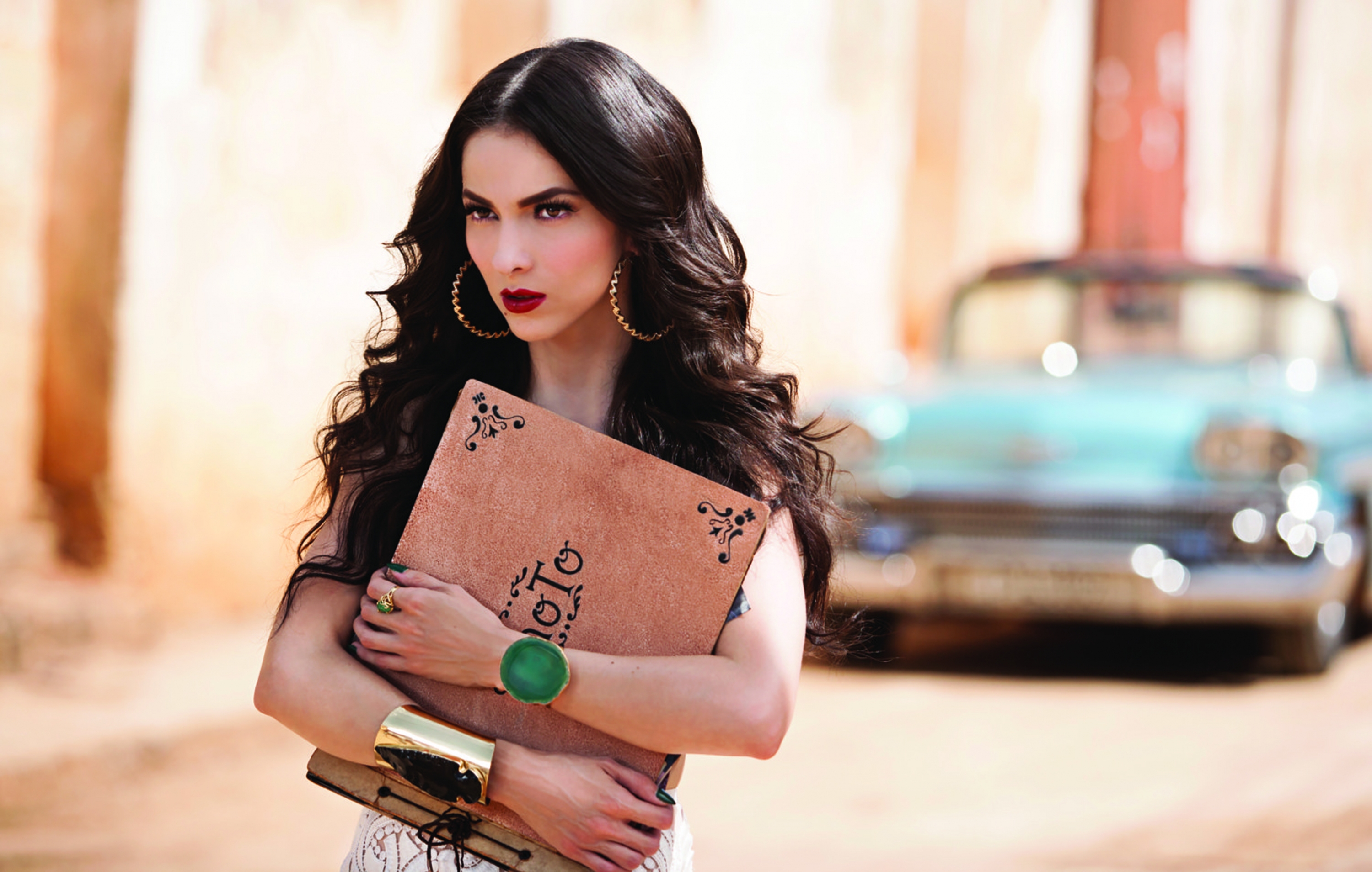 El eterno femenino de una imaginativa pintora