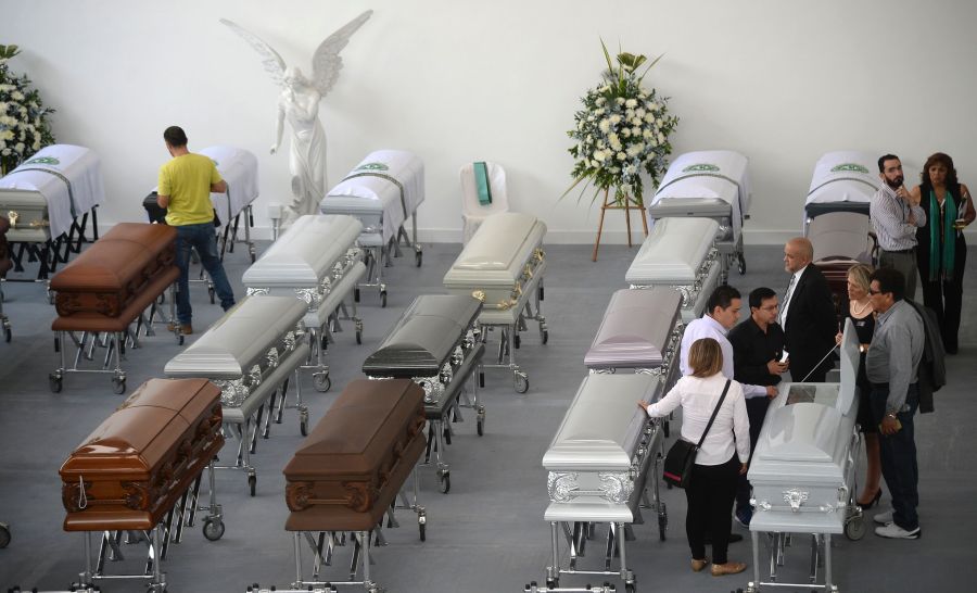 En medio del dolor en Chapecó preparaban ayer los ataúdes para los 19 jugadores. Foto: AFP