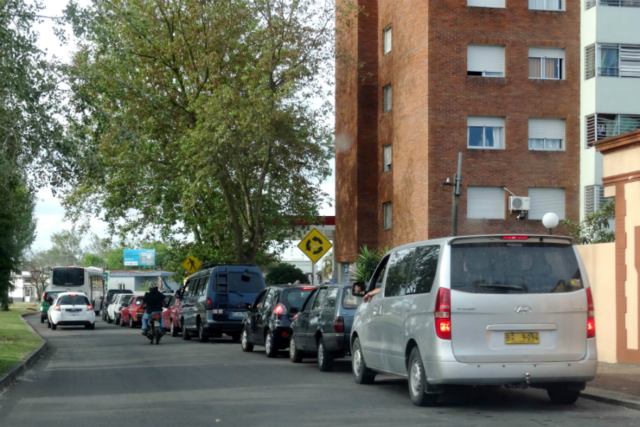 Largas filas de vehículos en las estaciones, una postal que se repitió todo el fin de semana. Foto: Ricardo Figueredo