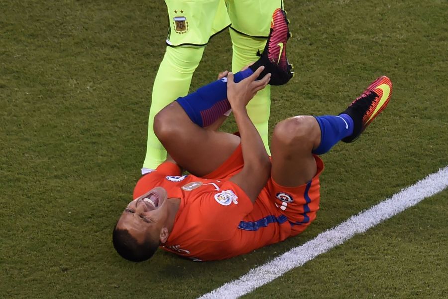 Alexis Sánchez sentido en el partido ante Argentina. Foto: AFP