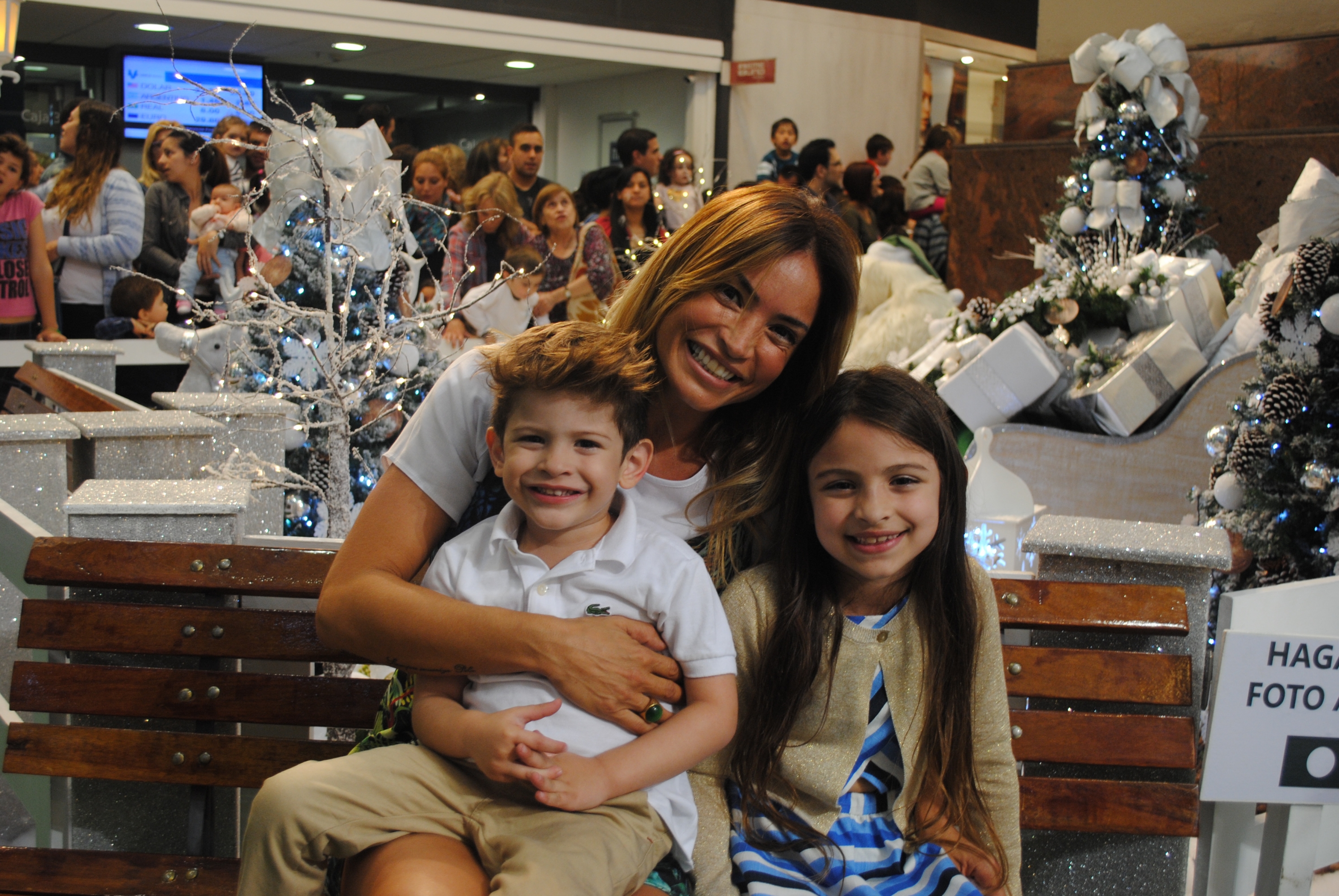 Renzo Delménico, Claudia Fernández, Mia Delménico.